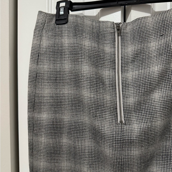 Banana Republic Gray Plaid Wool Skirt (Size 6) - Picture 4 of 6
